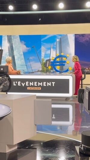 Christine Lagarde Instagram - Behind the scenes of my @levenementftv interview.

Merci beaucoup @carolineroux!