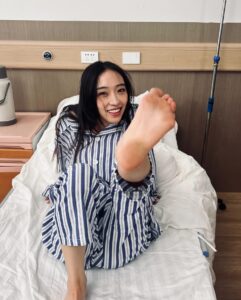 Christine Lo Instagram - 終於演到瘋子 披頭散髮 光腳丫子亂跑 髒兮兮的 好 開 心 🤣🤣