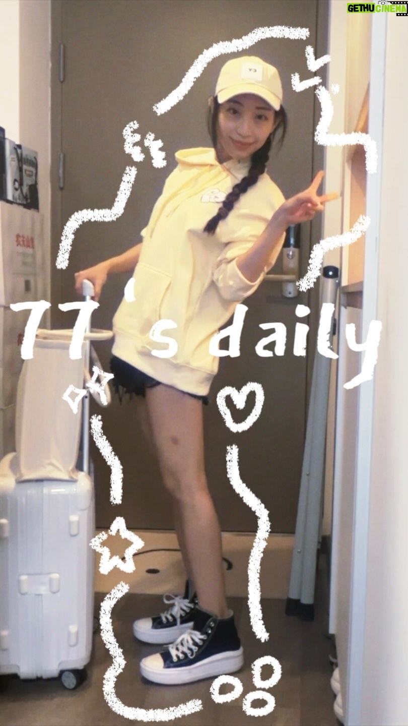 Christine Lo - 3 Likes - 晚了兩個多月的小（ㄌㄧㄡˊ）紀（ㄕㄨㄟˇ）錄（ㄓㄤˋ）
（自己拍影片實在是太難了啊啊啊啊）

記得那個時候
杭州還很熱 也還沒搬家
剛從川西回來還有點肥肥的
氣色也還挺好的
總之長得還算ok 有及格

報告完畢

#77sdaily