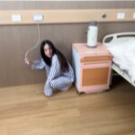 Christine Lo Instagram – 終於演到瘋子
披頭散髮
光腳丫子亂跑
髒兮兮的

好 開 心
🤣🤣