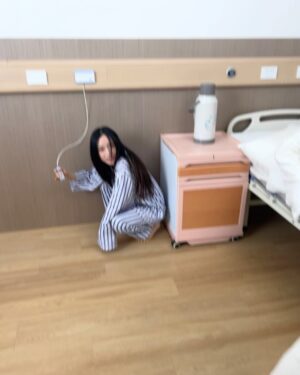 Christine Lo Instagram - 終於演到瘋子
披頭散髮
光腳丫子亂跑
髒兮兮的

好 開 心
🤣🤣