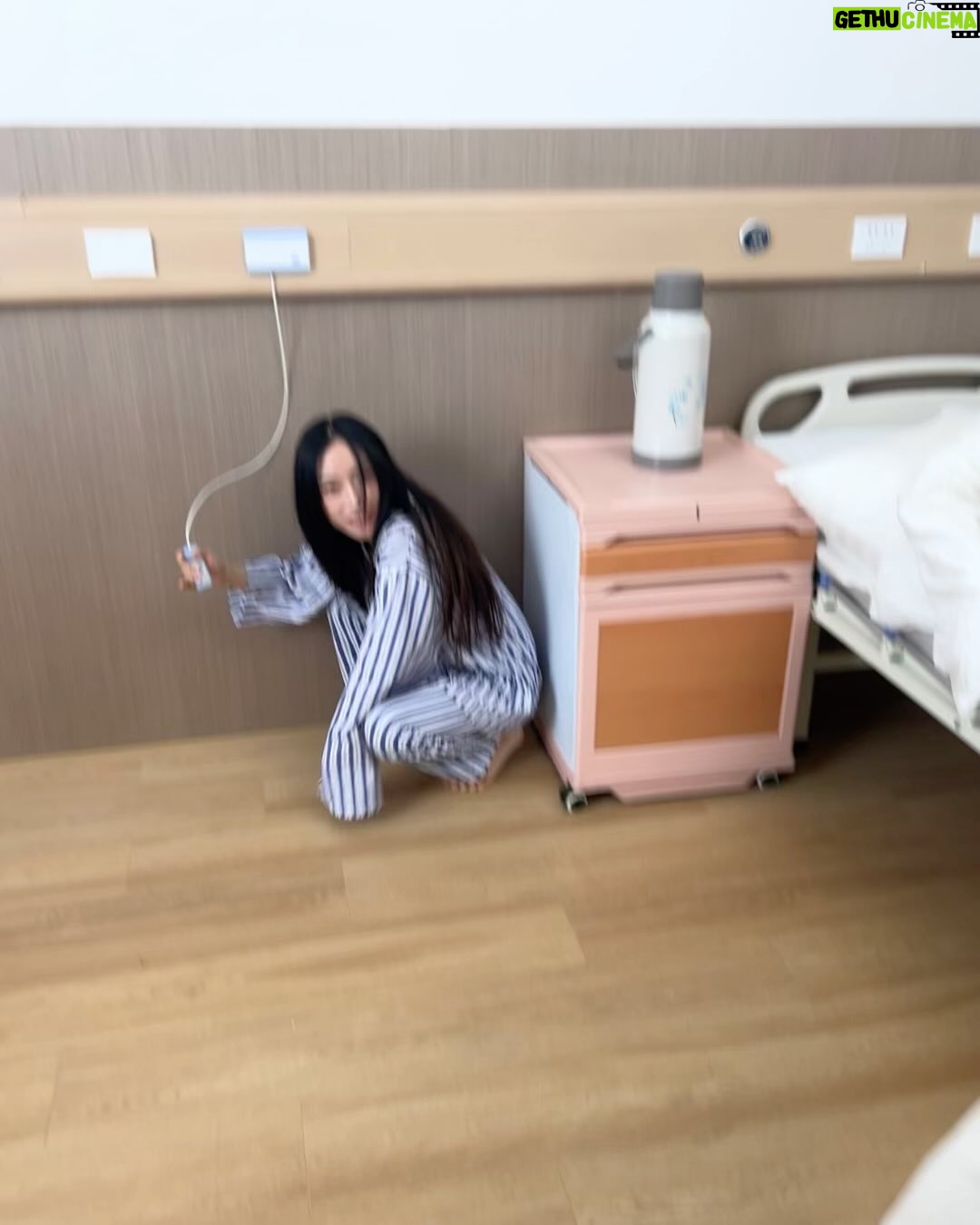 Christine Lo - 7.8K Likes - 終於演到瘋子
披頭散髮
光腳丫子亂跑
髒兮兮的
好 開 心
🤣🤣