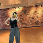 Christine Lo Instagram - 很久沒有好好練舞 身體控制力要慢慢找回來 我在努力耍帥我妹在旁邊搖呼拉圈 🚬？ #dancewith77