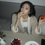 Christine Lo Instagram - 喜歡冬天 喜歡草莓 喜歡聖誕節 #merrychristmas ❄️🍓🎄