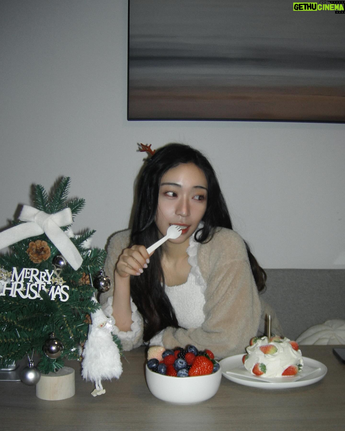 Christine Lo Instagram - 喜歡冬天 喜歡草莓 喜歡聖誕節 #merrychristmas ❄️🍓🎄