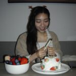 Christine Lo Instagram - 喜歡冬天 喜歡草莓 喜歡聖誕節 #merrychristmas ❄️🍓🎄