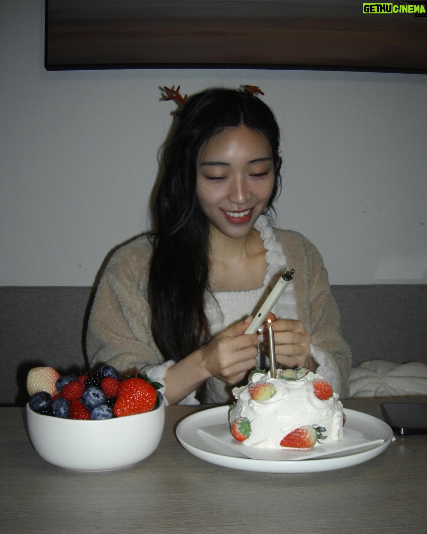 Christine Lo Instagram - 喜歡冬天 喜歡草莓 喜歡聖誕節 #merrychristmas ❄️🍓🎄
