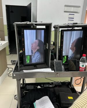 Christine Lo Instagram - 終於演到瘋子
披頭散髮
光腳丫子亂跑
髒兮兮的

好 開 心
🤣🤣