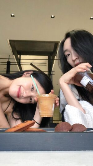 Christine Lo Instagram - 某日 我們的一天 

@lilian.zhang_ 
#琦俐蹲下