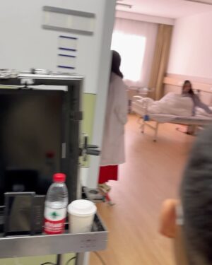 Christine Lo Instagram - 終於演到瘋子
披頭散髮
光腳丫子亂跑
髒兮兮的

好 開 心
🤣🤣