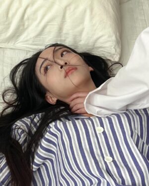 Christine Lo Instagram - 終於演到瘋子
披頭散髮
光腳丫子亂跑
髒兮兮的

好 開 心
🤣🤣