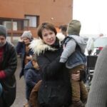 Chulpan Khamatova Instagram - Прочитала все ваши комментарии и отклики на клип «Дети сильнее, чем мы думаем» на песню Земфиры «Хочешь?» для фонда @podarizhizn Спасибо за вашу помощь нашим сильным детям, которые «бегут» свой сложный «марафон» лечения. Ссылка на клип до сих пор доступна в описании моего профиля. А я просто ещё раз хочу публично признаться в любви всем тем удивительным творцам, людям с горящими сердцами, благодаря кому этот клип — наш новый манифест фонда о силе детей и борьбе, появился на свет! @zemfiralive сразу же согласилась помочь и передала нам лицензию на песню для съемок клипа. Многие из вас писали, что эта песня теперь для вас зазвучала по-новому.  А Женя @evgenymorozov_ и Влад @opeldop сняли это потрясающие кино! Мне хочется, чтобы социальная реклама и ролики переходили в область искусства. Я так не люблю, когда благотворительность манипулирует на чувстве вины. Для меня всегда было важно, чтобы мы рассказывали о проблемах детей по-другому. Не в лоб, а через тонкое переосмысление, чтобы вы сами всё почувствовали. И вот, мне кажется, это получилось. Спасибо всем, благодаря кому, это стало возможным: продакшн, взрослым актёрам и актёрам-детям, гримерам, художникам, звукорежиссёру, помощникам режиссера и режиссеру монтажа , продюсерам, всей огромной команде!!! Спасибо вам, что помогаете.