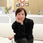 Chulpan Khamatova Instagram - Репетиции, съемки, спектакли, поездки, встречи, ежедневно расписанный планер – и так день за днем… В современных реалиях мы все привыкли работать, идти к цели, двигаться сами и двигать мир – ежедневно, ежечасно. И так тяжело остановиться, и уделить время себе и своему здоровью. Тогда как наш организм в этих условиях особенно нуждается в периодической перезагрузке и обновлении. Вот и я, оставив все дела в Москве, отправилась отдыхать и оздоравливаться в северную столицу – дышать чистым воздухом Курортного района и любоваться красотой Финского залива на инновационном курорте Первая Линия @hcresort. За пять дней пребывания на курорте я прошла полноценную восстановительную программу Вернулась в Москву творить и работать, преобразившись внутренне и внешне. Спасибо @masha_grudina за создание такого уникального места. #перваялиния #hcresort