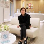 Chulpan Khamatova Instagram - Репетиции, съемки, спектакли, поездки, встречи, ежедневно расписанный планер – и так день за днем… В современных реалиях мы все привыкли работать, идти к цели, двигаться сами и двигать мир – ежедневно, ежечасно. И так тяжело остановиться, и уделить время себе и своему здоровью. Тогда как наш организм в этих условиях особенно нуждается в периодической перезагрузке и обновлении. Вот и я, оставив все дела в Москве, отправилась отдыхать и оздоравливаться в северную столицу – дышать чистым воздухом Курортного района и любоваться красотой Финского залива на инновационном курорте Первая Линия @hcresort. За пять дней пребывания на курорте я прошла полноценную восстановительную программу Вернулась в Москву творить и работать, преобразившись внутренне и внешне. Спасибо @masha_grudina за создание такого уникального места. #перваялиния #hcresort