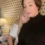 Chulpan Khamatova Instagram - Есть дети, которым чтение дается с трудом. Очень часто это связано с дислексией и другими особенностями восприятия. Дислексия – не болезнь. Но учиться с ней действительно сложно. Можно попасть в двоечники и не выбраться. Это еще одна из причин, по которым я поддерживаю @dyslexia.russia.  В России прошла вторая Международная Неделя осведомленности о дислексии, и я хочу, чтобы все родители, у кого дети плохо учатся, знали: возможно, это – дислексия. И каждый может обратиться в онлайн-центр #центрпиотровской @dyslexia.russia за бесплатной консультацией! #учитьсяможнонаучиться Я призываю всех поддержать наш флешмоб и выложить такой же рассказ о своей любимой книге или даже прочитать отрывок из неё. И рассказать о дислексии, о том, куда можно обратиться за помощью и как помочь ребенку дома: например, читать вслух или включать аудиокниги. Делитесь вашими лайфхаками! #дислексияфлешмоб