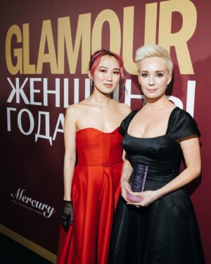 Chulpan Khamatova Instagram - @glamour_russia , вы меня вчера удивили! ❤️
Я очень тронута вашим вниманием, спасибо! И вдохновлена теми героинями, о ком вы говорили на своей церемонии «Женщина года», кого награждали: @manizha @catherinagordeeva @starshenbaum @mirrorsbreath @yakhina_official 
Мне очень нравится, что вокруг нас сейчас так много смелых, ответственных, свободных и очень сильных женщин!
И спасибо @ilyana.erdneeva @glamour_russia за ваши стремления, смелость, открытость, готовность говорить о важном.
#glamourженщиныгода2021 #mercuryjewellery #mercury_russia