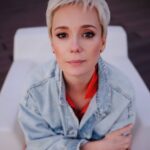 Chulpan Khamatova Instagram - Привет всем! Мы продолжаем покорять просторы новых технологий и строить культуру того, что помогать легко, не замечая. Это наш второй большой NFT дроп и вторая часть аукциона в пользу @podarizhizn абсолютно талантливейших медиа художников. Если вы только готовитесь погрузиться в этот новый удивительный мир цифрового искусства - переходите по ссылке в шапке профиля. Ну а если вы уже там, мы рады будем вашей поддержке. 🙌 Мы старались, чтобы вам понравилось ✌️