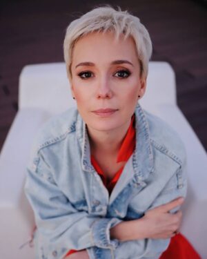 Chulpan Khamatova Instagram - Привет всем! Мы продолжаем покорять просторы новых технологий и строить культуру того, что помогать легко, не замечая. Это наш второй большой NFT дроп и вторая часть аукциона в пользу @podarizhizn абсолютно талантливейших медиа художников. Если вы только готовитесь погрузиться в этот новый удивительный мир цифрового искусства - переходите по ссылке в шапке профиля. Ну а если вы уже там, мы рады будем вашей поддержке. 🙌
Мы старались, чтобы вам понравилось ✌️