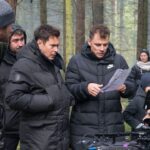 Chulpan Khamatova Instagram - Прочитала все ваши комментарии и отклики на клип «Дети сильнее, чем мы думаем» на песню Земфиры «Хочешь?» для фонда @podarizhizn Спасибо за вашу помощь нашим сильным детям, которые «бегут» свой сложный «марафон» лечения. Ссылка на клип до сих пор доступна в описании моего профиля. А я просто ещё раз хочу публично признаться в любви всем тем удивительным творцам, людям с горящими сердцами, благодаря кому этот клип — наш новый манифест фонда о силе детей и борьбе, появился на свет! @zemfiralive сразу же согласилась помочь и передала нам лицензию на песню для съемок клипа. Многие из вас писали, что эта песня теперь для вас зазвучала по-новому.  А Женя @evgenymorozov_ и Влад @opeldop сняли это потрясающие кино! Мне хочется, чтобы социальная реклама и ролики переходили в область искусства. Я так не люблю, когда благотворительность манипулирует на чувстве вины. Для меня всегда было важно, чтобы мы рассказывали о проблемах детей по-другому. Не в лоб, а через тонкое переосмысление, чтобы вы сами всё почувствовали. И вот, мне кажется, это получилось. Спасибо всем, благодаря кому, это стало возможным: продакшн, взрослым актёрам и актёрам-детям, гримерам, художникам, звукорежиссёру, помощникам режиссера и режиссеру монтажа , продюсерам, всей огромной команде!!! Спасибо вам, что помогаете.