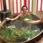 Chulpan Khamatova Instagram - Не на правах реклам, а от желания поделиться чём-то хорошим. Моя любимая однокурсница , она играла мою маму в спектакле «Дневник Анны Франк» имеет , кроме театра ещё одну страсть- БАНЯ!!! Я приехала к ней @krasnopar_krapiva между прогонами , отдохнуть и восстановить силы. Завтра горы начну сворачивать. Спасибо моя дорогая @larachaklin за невероятное наслаждение.