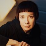Chulpan Khamatova Instagram – Друзья, как многие из вас (надеюсь!), я сейчас на карантине. И, мне кажется, в это непростое время нужно как можно чаще обмениваться мнениями и “держаться вместе”. Предлагаю встретиться завтра, 31 марта в 20.00, в аккаунте фонда  @podarizhizn и провести вечер, разговаривая обо всем,  что нас волнует! Со мной в прямом эфире будет директор фонда @shergova, потому что #ракНЕуходитнакарантин  и нашим подопечным всё также нужна помощь.
Можно заранее присылать вопросы у меня в комментариях или в комментариях под постом в аккаунте фонда. За фото спасибо: @xusha_kh