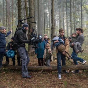 Chulpan Khamatova Instagram - Прочитала все ваши комментарии и отклики на клип «Дети сильнее, чем мы думаем» на песню Земфиры «Хочешь?» для фонда @podarizhizn
Спасибо за вашу помощь нашим сильным детям, которые «бегут» свой сложный «марафон» лечения. Ссылка на клип до сих пор доступна в описании моего профиля.
А я просто ещё раз хочу публично признаться в любви всем тем удивительным творцам, людям с горящими сердцами, благодаря кому этот клип — наш новый манифест фонда о силе детей и борьбе, появился на свет!
@zemfiralive сразу же согласилась помочь и передала нам лицензию на песню для съемок клипа. Многие из вас писали, что эта песня теперь для вас зазвучала по-новому. 
А Женя @evgenymorozov_ и Влад @opeldop сняли это потрясающие кино!
Мне хочется, чтобы социальная реклама и ролики переходили в область искусства. Я так не люблю, когда благотворительность манипулирует на чувстве вины. Для меня всегда было важно, чтобы мы рассказывали о проблемах детей по-другому. Не в лоб, а через тонкое переосмысление, чтобы вы сами всё почувствовали. И вот, мне кажется, это получилось.
Спасибо всем, благодаря кому, это стало возможным: продакшн, взрослым актёрам и актёрам-детям, гримерам, художникам, звукорежиссёру, помощникам режиссера и режиссеру монтажа , продюсерам, всей огромной команде!!! Спасибо вам, что помогаете.
