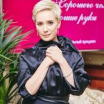Chulpan Khamatova Instagram - Спасибо всем огромное за такой потрясающий подарок на мой день рождения! Вы собрали более 2,7 млн рублей на лечение подопечных @podarizhizn Это невероятный, самый лучший подарок, который стал возможен, благодаря участию каждого из вас. Как я и обещала, среди тех, кто делал пожертвование на платформе «Друзья фонда Подари Жизнь» от 500 рублей, генератор случайных чисел сегодня в прямом эфире аккаунта @podarizhizn выбрал трёх человек, кому я отправлю свои подарки! Эфир сохранен, вы можете зайти в аккаунт фонда и проверить всю информацию. Вы все сделали меня счастливой!!!