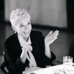 Chulpan Khamatova Instagram - Привет! Сегодня мой день рождения. В прошлом году в этот день вы сделали мне самый лучший подарок, о котором я только могла мечтать, — все вместе собрали 1,2 млн рублей на лечение подопечных @podarizhizn Мне так понравилось разделять свой праздник с вами и вместе с вами помогать детям, что я решила снова вас попросить о том же: поздравить меня пожертвованиями в фонд «Подари жизнь» по ссылке в описании моего профиля. Но только на этот раз я хочу немного поменять формат. Смотрите, что я придумала: вы можете поздравить меня на платформе «Друзья фонда Подари Жизнь» (ссылка в описании профиля) любым пожертвованием. А среди тех, кто сделает пожертвование на лечение детей от 500 рублей, генератор случайных чисел определит трех победителей, кому я с радостью передам вот такие подарки: ✔️Два билета на любой спектакль с моим участием (вы сами выберете, на какой спектакль хотите пойти, даже «Горбачев», на который не купить билетов). ✔️Книга «Время колоть лед» с моим автографом книга попечителя фонда Гузели Яхиной @yakhina_official «Эшелон на Самарканд» с автографом Гузели. ✔️Голубой плащ, в котором я снималась в фильме «Доктор Лиза». Результаты будут объявлены в прямом эфире в аккаунте фонда @podarizhizn в понедельник, 4 октября, в 12.00. Подпишитесь на аккаунт фонда, чтобы не пропустить объявление победителей. Получится такой праздничный круговорот подарков: вы дарите подарки детям — пожертвования на их лечение, — а я вам!