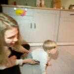 Chulpan Khamatova Instagram – Наши дети – подопечные @podarizhizn  сейчас грустят в больнице, потому что что из-за коронавируса волонтеры теперь не могут приходить к ним в гости. Конечно, сейчас придумываются разные активности, которые можно проводить онлайн: игры, обучение, лекции. А еще мы  решили собрать для наших детей много поводов для улыбок. Они ведь есть в каждом дне, если приглядеться.
Поэтому приглашаю всех присоединиться к нашему флешмобу #заразиулыбкой.
Правила простые:
1. Напиши о том, почему ты сегодня улыбаешься.
2. Передай эстафету друзьям.
3. Не забудь поставить хештег и отметить аккаунт @podarizhizn, чтобы мы собрали все улыбки и передали их туда, где они очень нужны.  Передаю эстафету @actorsashapetrov @pelageya_insta @kirillrichter