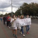 Chulpan Khamatova Instagram - Несколько дней с волнением и надеждой слежу за тем, что происходит в БелАруси. Восхищаюсь бесстрашием людей, которые находят в себе мужество отстаивать самые базовые права и свободы. Мне очень страшно от того, какой опасности они себя подвергают. Мне больно видеть с какой жестокостью существа в форме, защищённые оружием, бронежилетами и касками убивают и избивают беззащитных. Я верю, что под касками есть люди. Я обращаюсь к вам, люди под касками. Остановитесь. У вас тоже есть матери, жены, отцы, братья, сёстры и дети. Они заслуживают жить в свободной, счастливой стране, жить без страха. Неужели вы не видите, что дороги назад уже не будет. Чем раньше вы остановитесь, тем меньше будет крови.