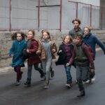 Chulpan Khamatova Instagram - Прочитала все ваши комментарии и отклики на клип «Дети сильнее, чем мы думаем» на песню Земфиры «Хочешь?» для фонда @podarizhizn Спасибо за вашу помощь нашим сильным детям, которые «бегут» свой сложный «марафон» лечения. Ссылка на клип до сих пор доступна в описании моего профиля. А я просто ещё раз хочу публично признаться в любви всем тем удивительным творцам, людям с горящими сердцами, благодаря кому этот клип — наш новый манифест фонда о силе детей и борьбе, появился на свет! @zemfiralive сразу же согласилась помочь и передала нам лицензию на песню для съемок клипа. Многие из вас писали, что эта песня теперь для вас зазвучала по-новому.  А Женя @evgenymorozov_ и Влад @opeldop сняли это потрясающие кино! Мне хочется, чтобы социальная реклама и ролики переходили в область искусства. Я так не люблю, когда благотворительность манипулирует на чувстве вины. Для меня всегда было важно, чтобы мы рассказывали о проблемах детей по-другому. Не в лоб, а через тонкое переосмысление, чтобы вы сами всё почувствовали. И вот, мне кажется, это получилось. Спасибо всем, благодаря кому, это стало возможным: продакшн, взрослым актёрам и актёрам-детям, гримерам, художникам, звукорежиссёру, помощникам режиссера и режиссеру монтажа , продюсерам, всей огромной команде!!! Спасибо вам, что помогаете.