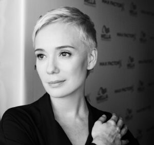 Chulpan Khamatova Instagram - Спасибо волшебникам и волшебницам!
@wellahair_ru
@ghdrussia
@maxfactorrussia
@dmitritolmachev