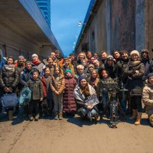 Chulpan Khamatova Instagram - Прочитала все ваши комментарии и отклики на клип «Дети сильнее, чем мы думаем» на песню Земфиры «Хочешь?» для фонда @podarizhizn
Спасибо за вашу помощь нашим сильным детям, которые «бегут» свой сложный «марафон» лечения. Ссылка на клип до сих пор доступна в описании моего профиля.
А я просто ещё раз хочу публично признаться в любви всем тем удивительным творцам, людям с горящими сердцами, благодаря кому этот клип — наш новый манифест фонда о силе детей и борьбе, появился на свет!
@zemfiralive сразу же согласилась помочь и передала нам лицензию на песню для съемок клипа. Многие из вас писали, что эта песня теперь для вас зазвучала по-новому. 
А Женя @evgenymorozov_ и Влад @opeldop сняли это потрясающие кино!
Мне хочется, чтобы социальная реклама и ролики переходили в область искусства. Я так не люблю, когда благотворительность манипулирует на чувстве вины. Для меня всегда было важно, чтобы мы рассказывали о проблемах детей по-другому. Не в лоб, а через тонкое переосмысление, чтобы вы сами всё почувствовали. И вот, мне кажется, это получилось.
Спасибо всем, благодаря кому, это стало возможным: продакшн, взрослым актёрам и актёрам-детям, гримерам, художникам, звукорежиссёру, помощникам режиссера и режиссеру монтажа , продюсерам, всей огромной команде!!! Спасибо вам, что помогаете.
