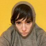 Chulpan Khamatova Instagram – Я в отчаянии. Просьб о помощи детям со СМА (спинально мышечная атрофия) я получаю очень много. 
Наш фонд @podarizhizn не может помочь им ни по уставу, ни по нашим возможностям ( мы сами бьем тревогу SOS  и не можем помочь всем детям с онкологией, не хватает пожертвований). Я хочу верить, что государство в скором времени возьмёт на себя обязательство по спасению жизни  детям с диагнозом СМА, потому что их лечение настолько дорогое, что ни один фонд это не потянет.  Но пока этого нет… Пока можно надеяться только на самих себя. 
Потратить несколько минут своего времени и помочь родителям, которые  не могут ждать и поэтому собирают деньги на лекарство Спирназа самостоятельно. Или помочь фондам, например, фонду  @smafamily , которые пытаются изменить ситуацию системно и достучаться до государства.