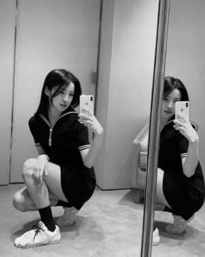 Chun Young-min Instagram - 🖤