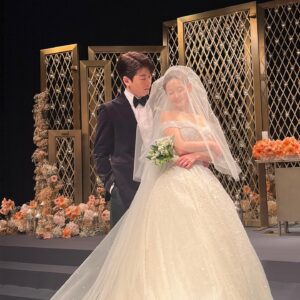 Chun Young-min Instagram - 하나뿐인 내 소중한 언니가 오늘 결혼을 했어요 전날 밤 울지 말자 했던 우리의 다짐은 지키지 못했지만 형부같이 멋진 남자를 만나 나는 이제 걱정할 거 없이 그저 행복해 늘 든든하게 내 울타리가 되어주던 울 언니 앞으론 내가 더 성장해서 형부와 함께 언니를 지켜줄게! 언제나 슬프거나 화나는 일이 있으면 영상통화 걸어 춤춰줄게💃🏻 말로는 다 표현 못할만큼 사랑해~(형부도 마니 조아해요~🤍)