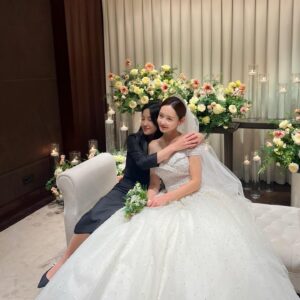 Chun Young-min Instagram - 하나뿐인 내 소중한 언니가 오늘 결혼을 했어요 전날 밤 울지 말자 했던 우리의 다짐은 지키지 못했지만 형부같이 멋진 남자를 만나 나는 이제 걱정할 거 없이 그저 행복해 늘 든든하게 내 울타리가 되어주던 울 언니 앞으론 내가 더 성장해서 형부와 함께 언니를 지켜줄게! 언제나 슬프거나 화나는 일이 있으면 영상통화 걸어 춤춰줄게💃🏻 말로는 다 표현 못할만큼 사랑해~(형부도 마니 조아해요~🤍)