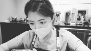 Chung Yoon-hye Instagram - 오늘 쉬는 날이었는데 하루종일 바빴다... 🤔손목이 요즘 다시 안좋아져서 편집을 아무리해도 속도가 안나서 못끝낼 줄 알았는데 또르르르 드디어 이틀만에 끄으으읕 !!!! 
많은 분들께 전달되었으면 ...
조금이나마 도움이 되길 바라는 마음을 담아 영상을 만들었어요 내일 업로드 할게요 이제 나는 자야지
#윤혜채널 굿냐잇 #힘내라대한민국