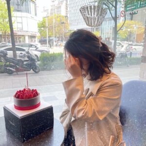 Chung Yoon-hye Instagram - 올해도 고마워요 💜🌈 이제는 옆에 없으면 더 이상할 멤버들 ...늘 고마워용 알라뷰 !! 생일 축하해주신 분들 감사합니다 !! 덕분에 행복한 하루 보낼게요🫶 #생일 은 참 좋은 것 🤔👑