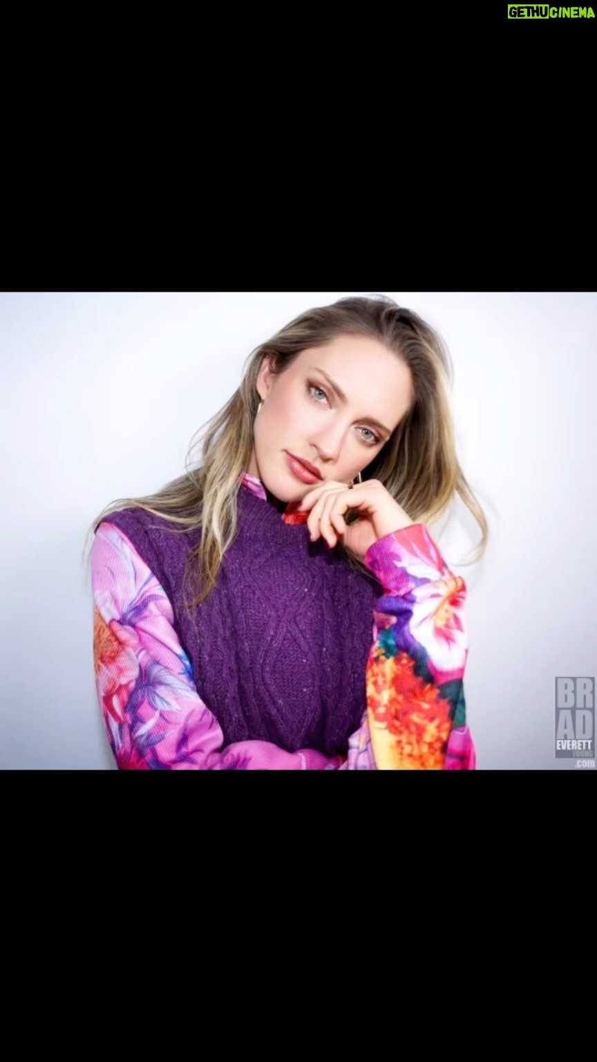 Ciara Hanna Instagram - Cozy but make it fashion 💜 Sweater- @blarneywoollenmills Under shirt- @creative.savages 📸- @bradley206
