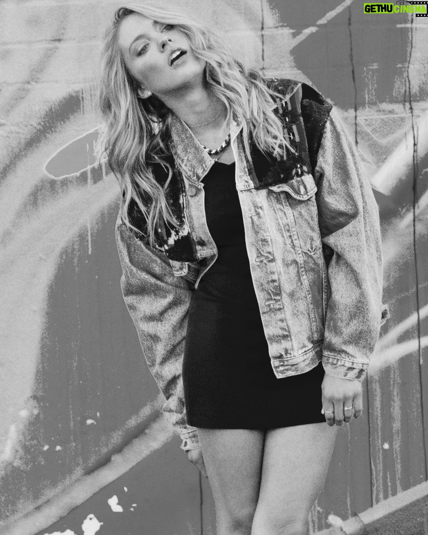 Ciara Hanna - 6.1K Likes - Sorry @stevenzurita but it’s a black and white kind of day 🖤🤍🖤🤍