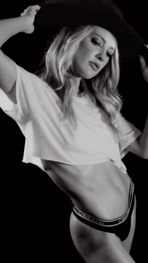 Ciara Hanna Instagram - I’m constantly in awe of the body of a woman. My body is a warrior. It has gone through more then people know AND created a living human being. And yet somehow it still rocks it. 👊🏻 this post is a thank you to my body for carrying me through tough times and to remind you all to CELEBRATE WHAT GOD GAVE YOU!💗