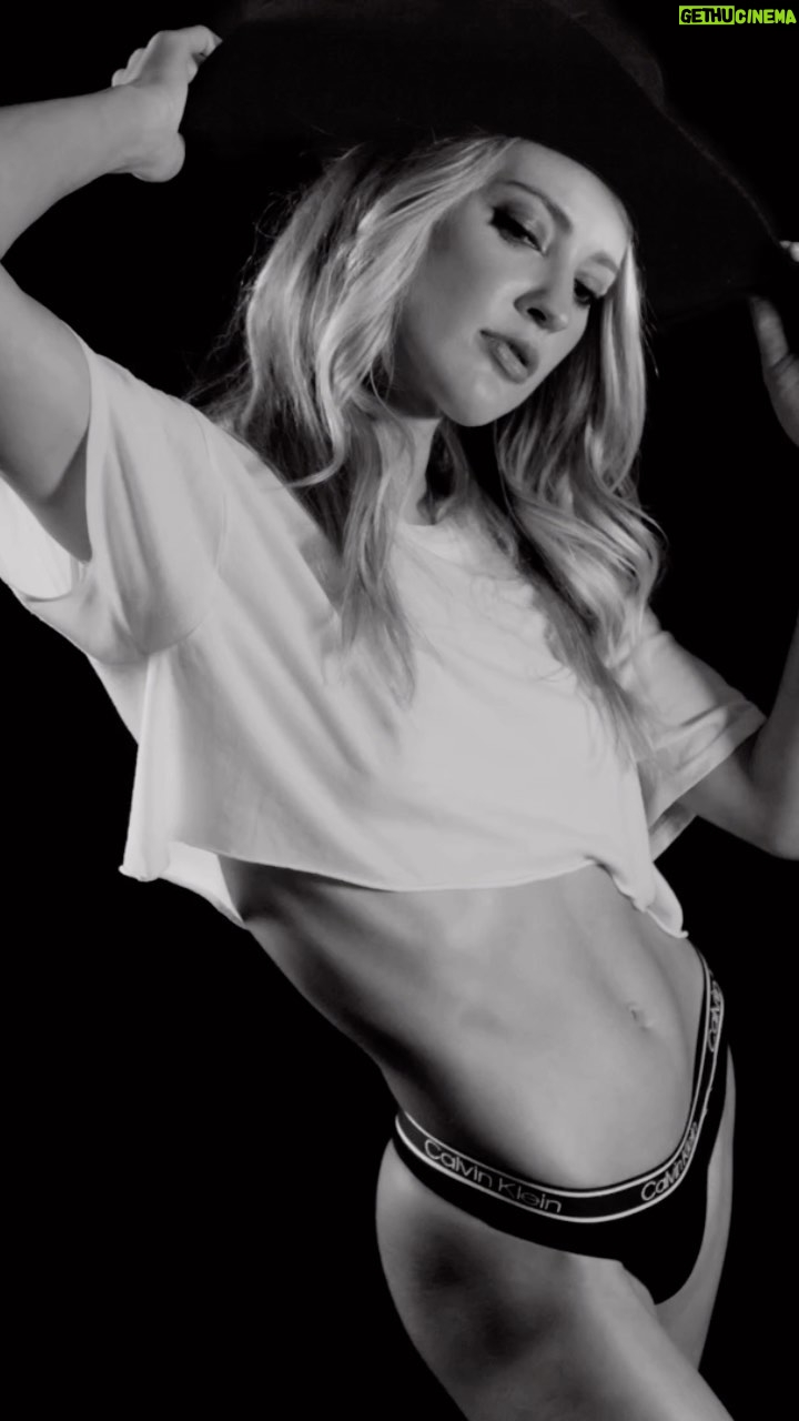 Ciara Hanna - 19.5K Likes - I’m constantly in awe of the body of a woman. My body is a warrior. It has gone through more then people know AND created a living human being. And yet somehow it still rocks it. 👊🏻 this post is a thank you to my body for carrying me through tough times and to remind you all to CELEBRATE WHAT GOD GAVE YOU!💗
