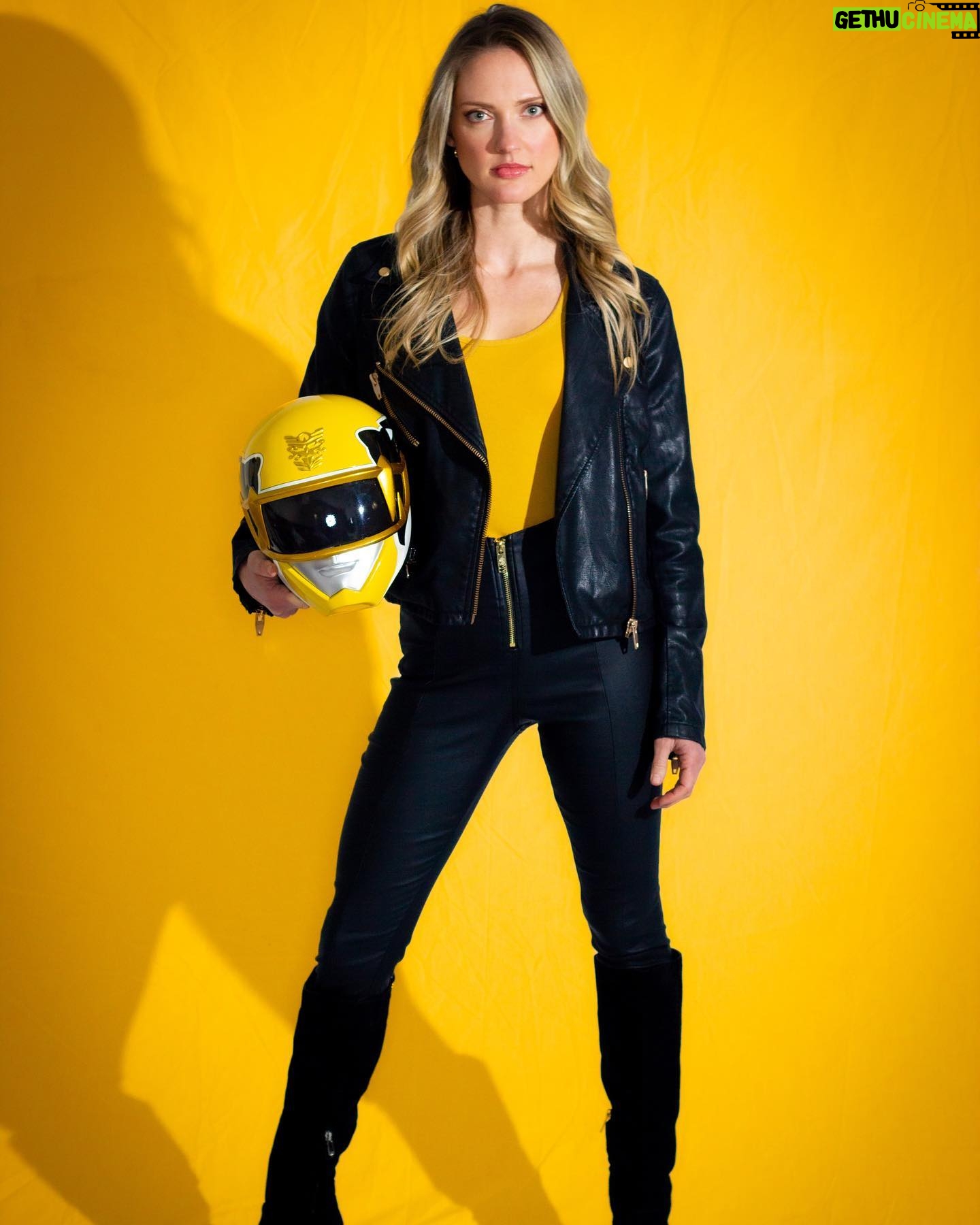 Ciara Hanna - 29.8K Likes - Who’s ready for some more “Gia” ? 💛
#powerrangers
