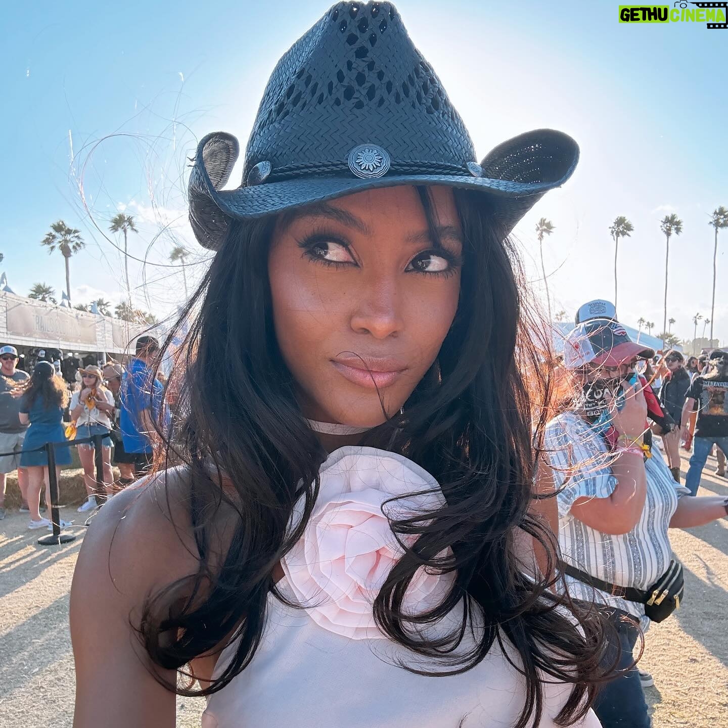Ciara Miller Instagram - I’ve never picked out an outfit so easily @victoriassecret #vspartner #vsfestivalseason