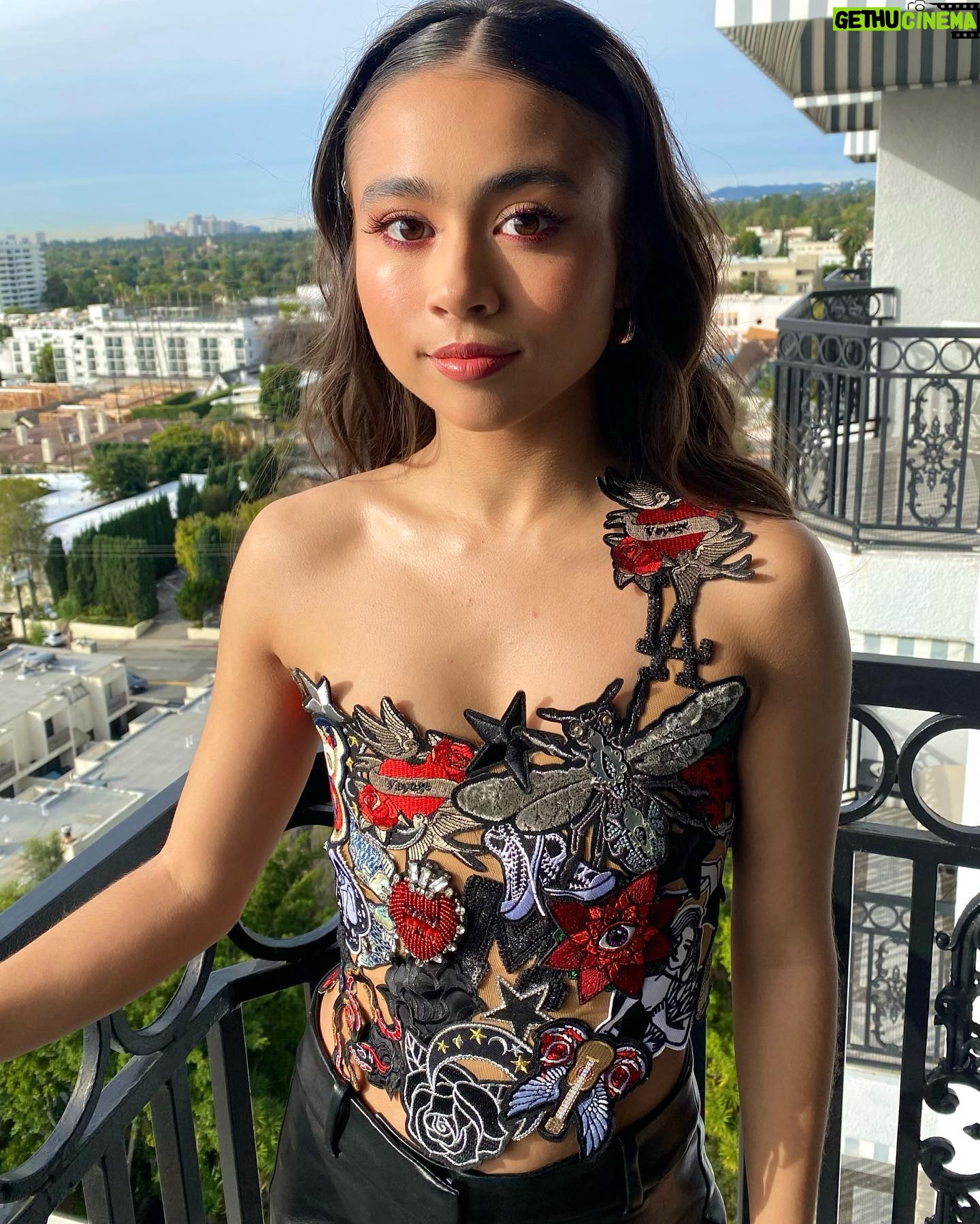 Ciara Riley Wilson Instagram - hand made this shirt for PRESS DAY 4 FREERIDGE best day eva best cast eva so many giggles ‼️makeup by @hannahjaclynmakeup hair by @lucy_gedjeyan styling by @oliver_vaughn