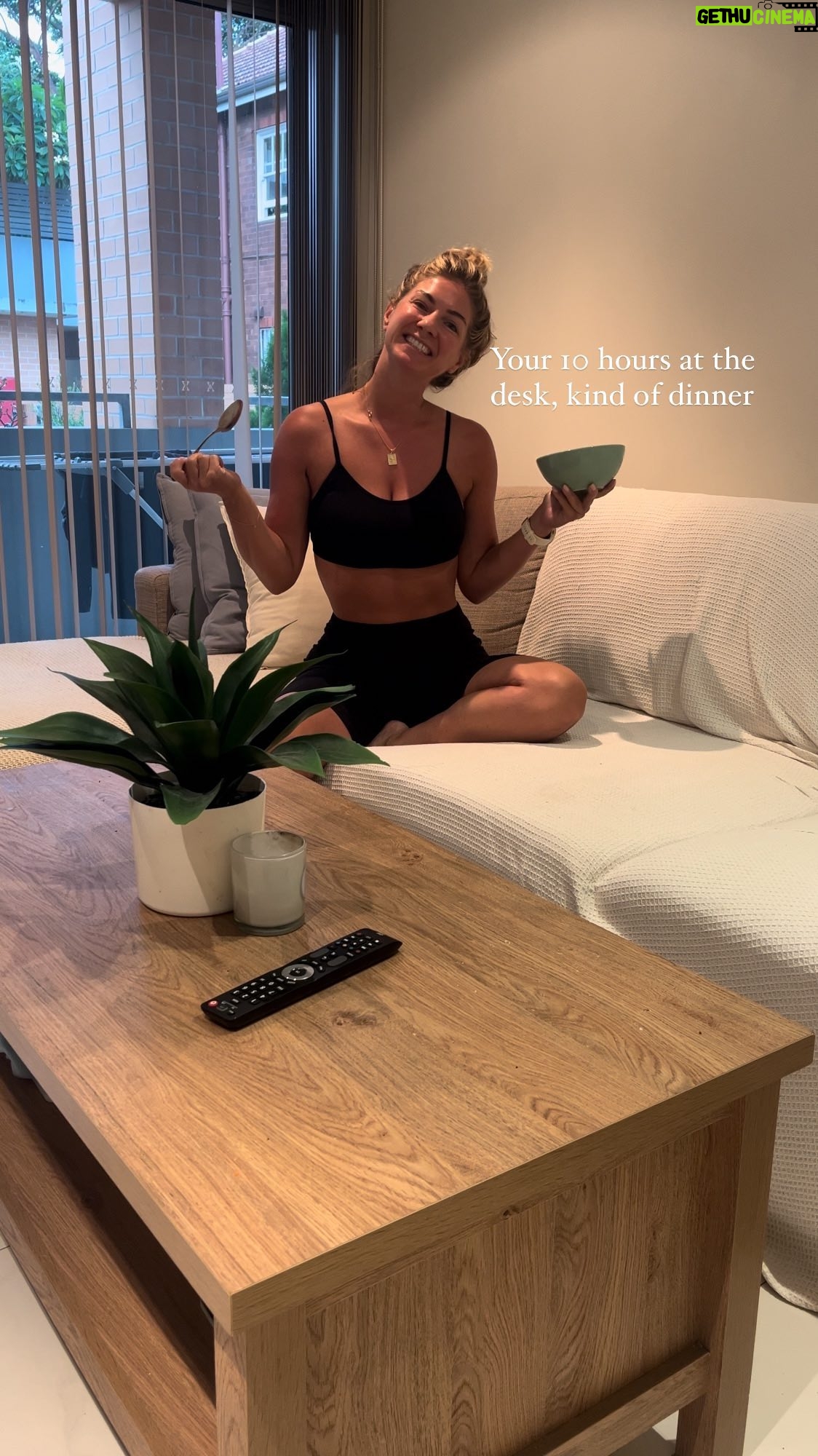 Cici Coleman Instagram - You know when you’ve been at the desk all day, barely moved, you’re hungry but not sure what to eat This one’s for you; Tuna Feta Avocado Beetroot Boiled egg Beetroot juice Mixed leaf salad Cherry tomatoes Himalayan salt Light High in protein Yummy @cici_onlinecoaching