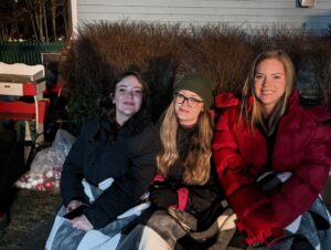 Cindy Busby Instagram - Cheers to a wonderful premiere tonight! #everythingchristmas airs on @hallmarkchannel at 8pm and @w_network in 🇨🇦! Here’s some fun #behindthescenes pictures! I love all these humans so much! Thanks for tuning in! 🙏💕 #countdowntochristmas #hallmark