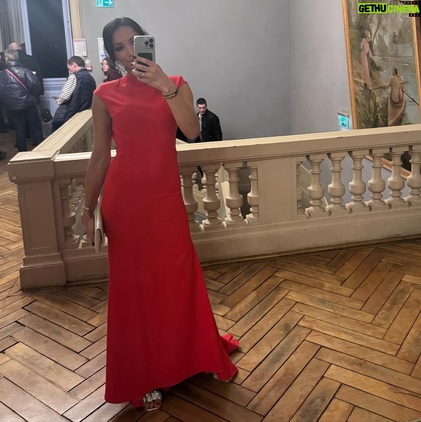 Cindy Fabre - 4.9K Likes - 👑 Les élections départementales sont lancées,
Une sensation particulière de remonter si tôt sur scène, ressortir les robes de gala, les chaussures à paillettes…Comme un compte à rebours qui commence mais un plaisir de le partager avec Ève, nos délégués, vous, et…Fred…qui n’est jamais bien loin ( photo 5)😁
👗 @pronovias @fandesoie
#election #missfranchecomte #evegilles #eve #miss #france #couronne