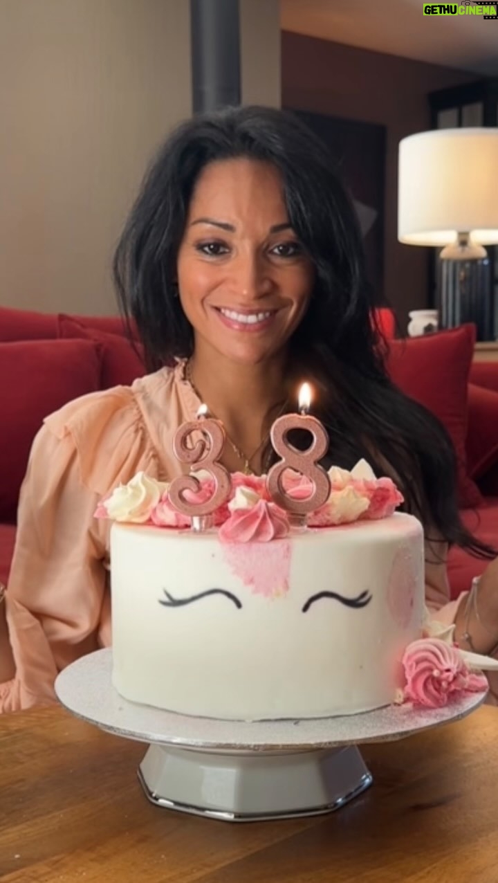 Cindy Fabre - 23.8K Likes - 🎂 Que j’aime mon anniversaire, que j’aime fêter les anniversaires! J’ai décidé d’avoir l’âge que j’ai envie d’avoir, je vous dis la vérité? j’ai eu 28 ans pendant 10 ans, maintenant je veux bien avoir 32ans 😂!
Merci à tous pour vos nombreux messages! Vous êtes des amours ♥️